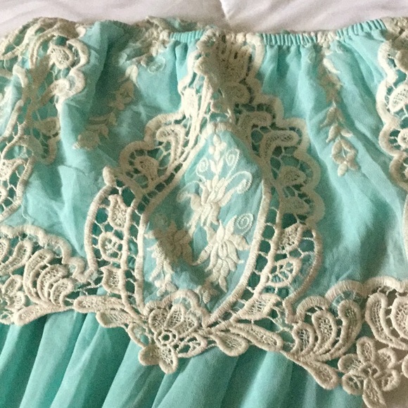 Beautiful Mint Green & creme lace strapless dress - Picture 4 of 4